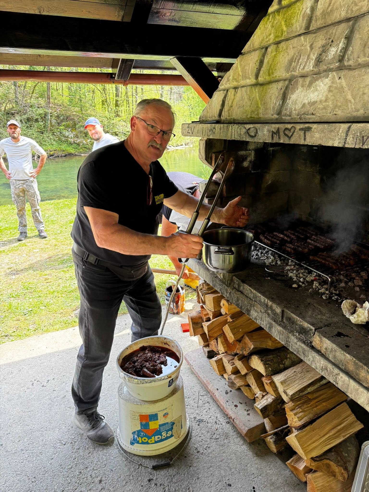 Pripremanje hrane na žaru uz rijeku